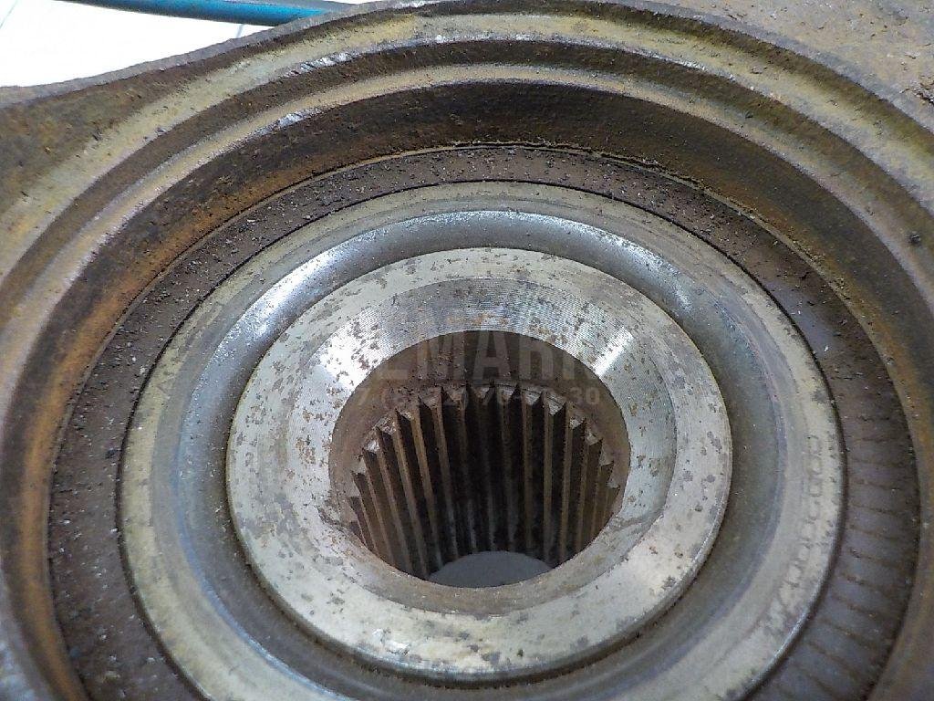 Кулак поворотный передний левый