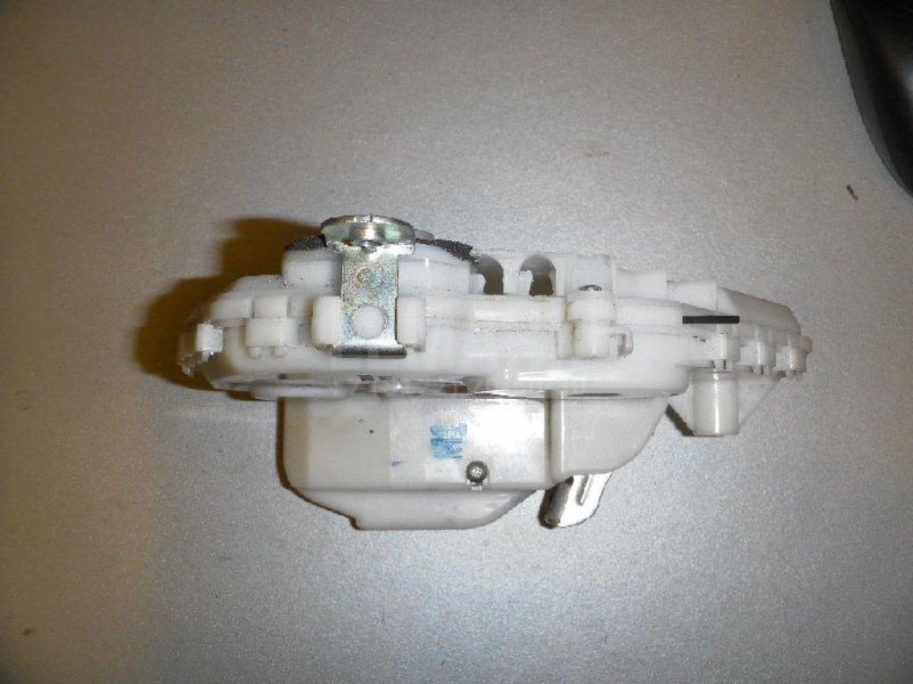 Замок двери передней правой