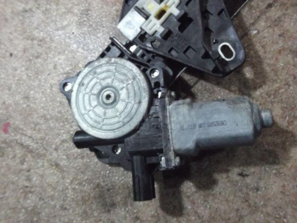 Стеклоподъемник электр. задний правый