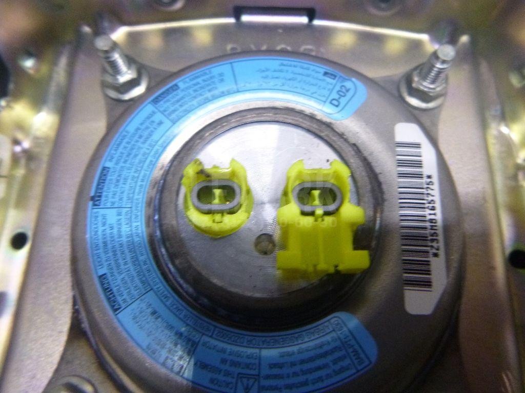 Подушка безопасности в рулевое колесо