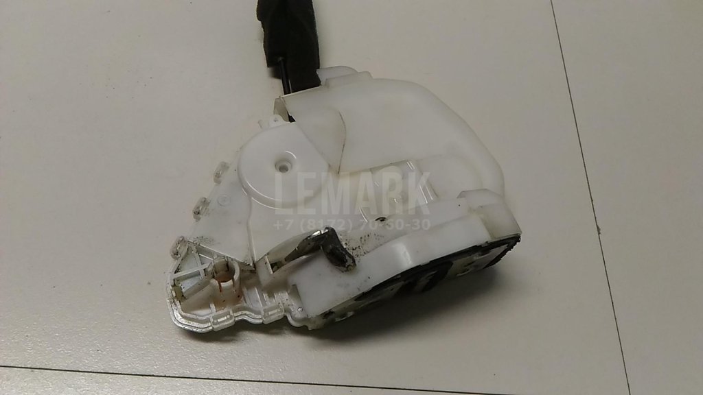 Замок двери передней левой