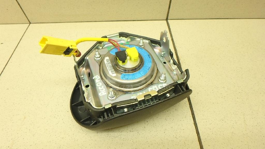 Подушка безопасности в рулевое колесо