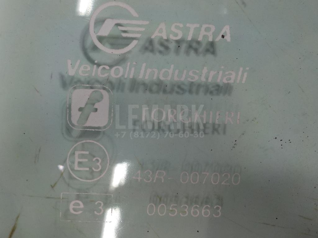 Стекло двери передней правой (форточка)