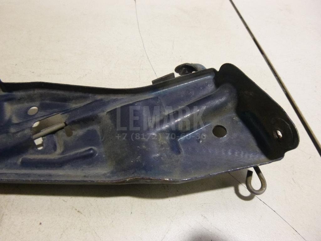 Кронштейн замка капота