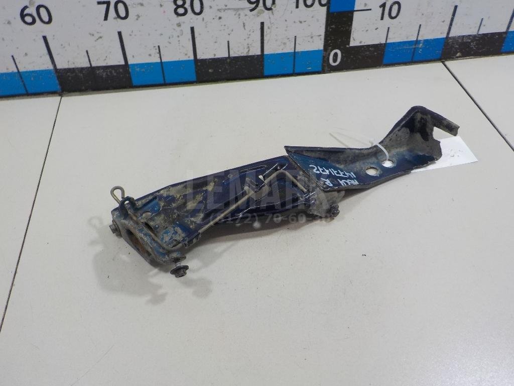 Кронштейн замка капота