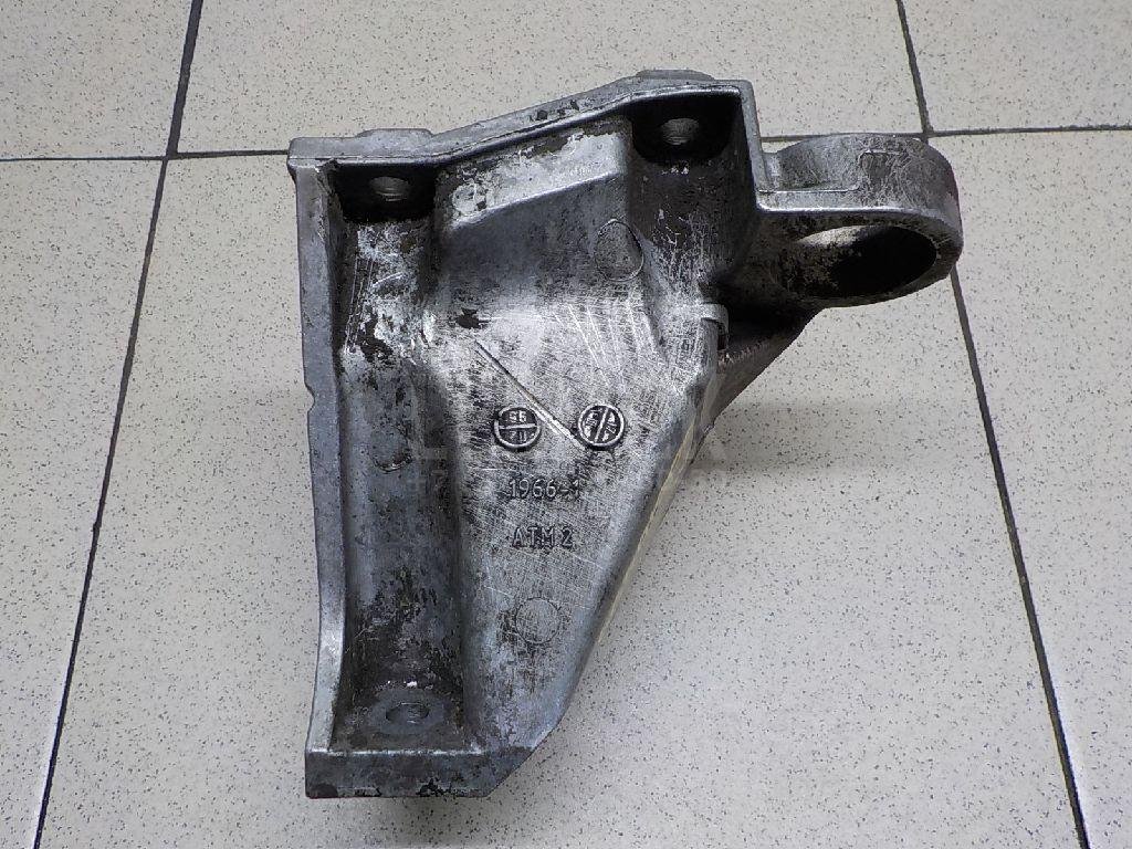 Кронштейн КПП правый