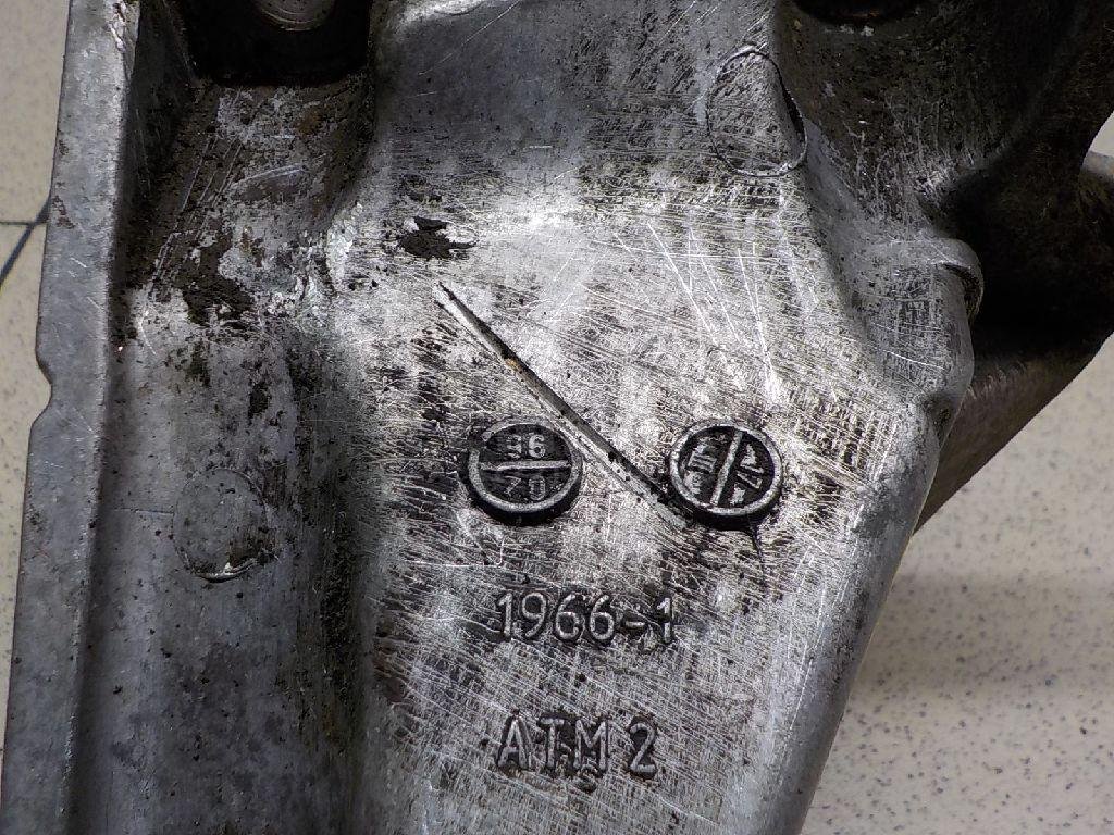 Кронштейн КПП правый