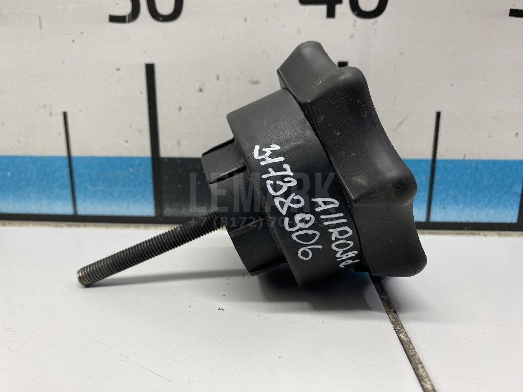 Болт крепления запасного колеса