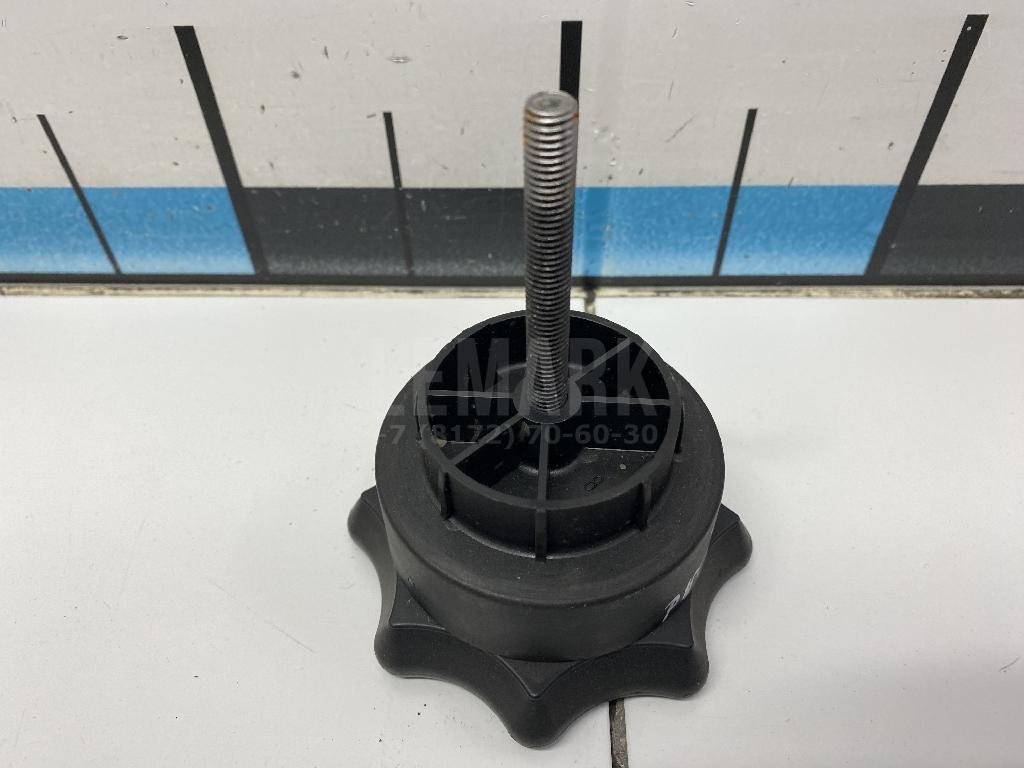 Болт крепления запасного колеса