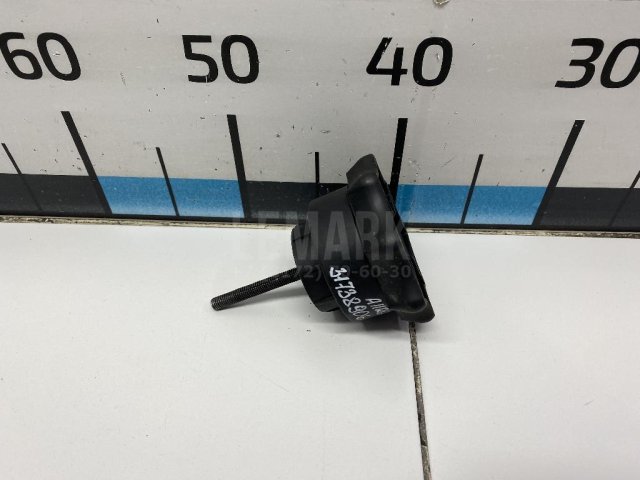 Болт крепления запасного колеса