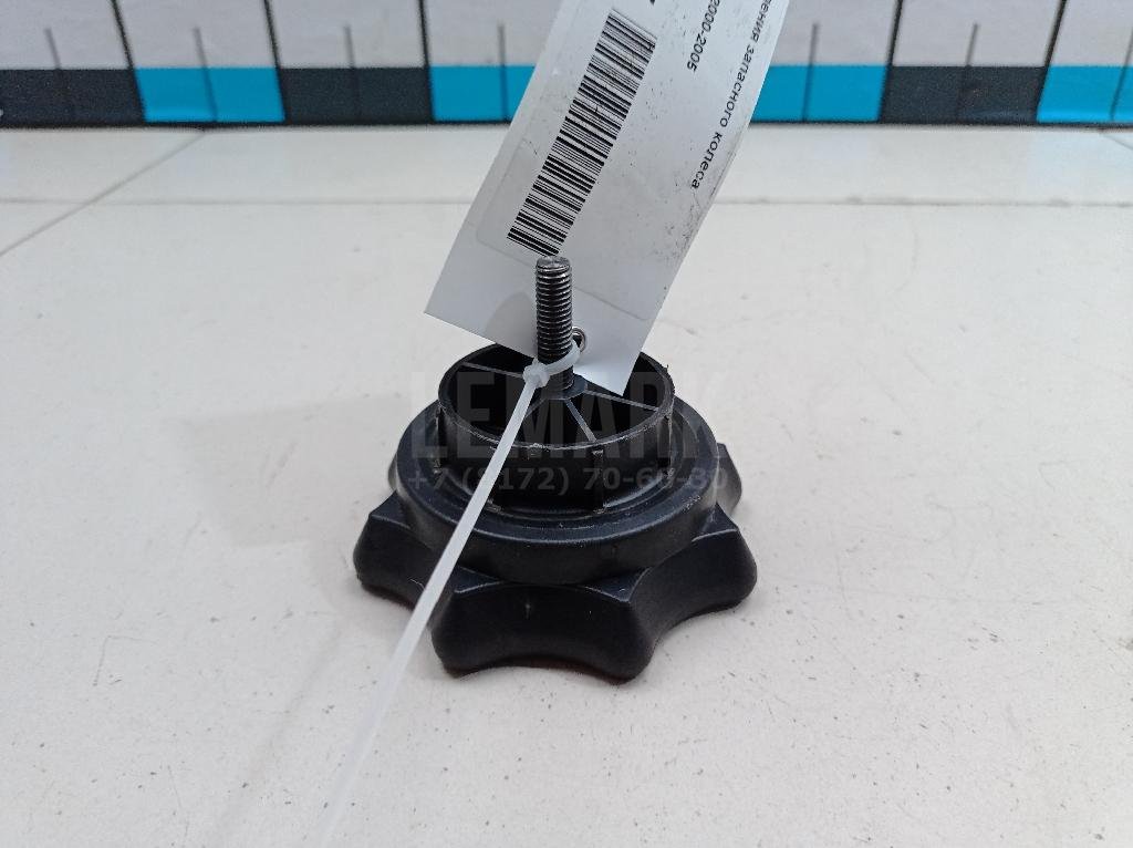 Болт крепления запасного колеса