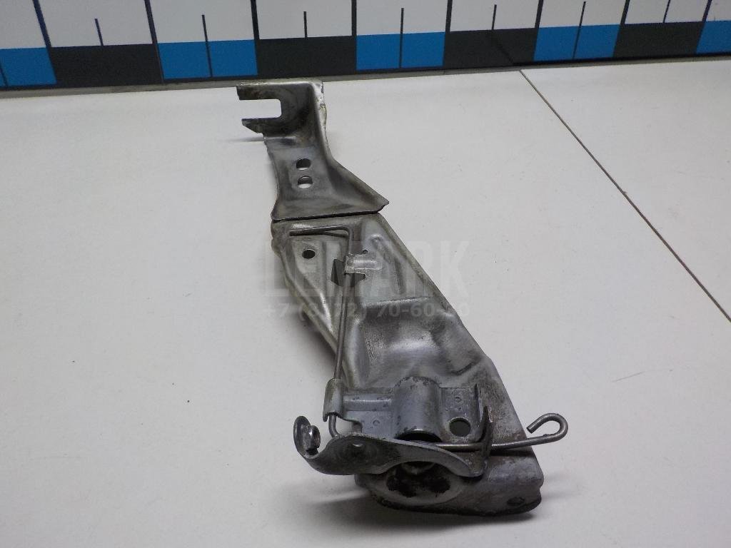 Кронштейн замка капота