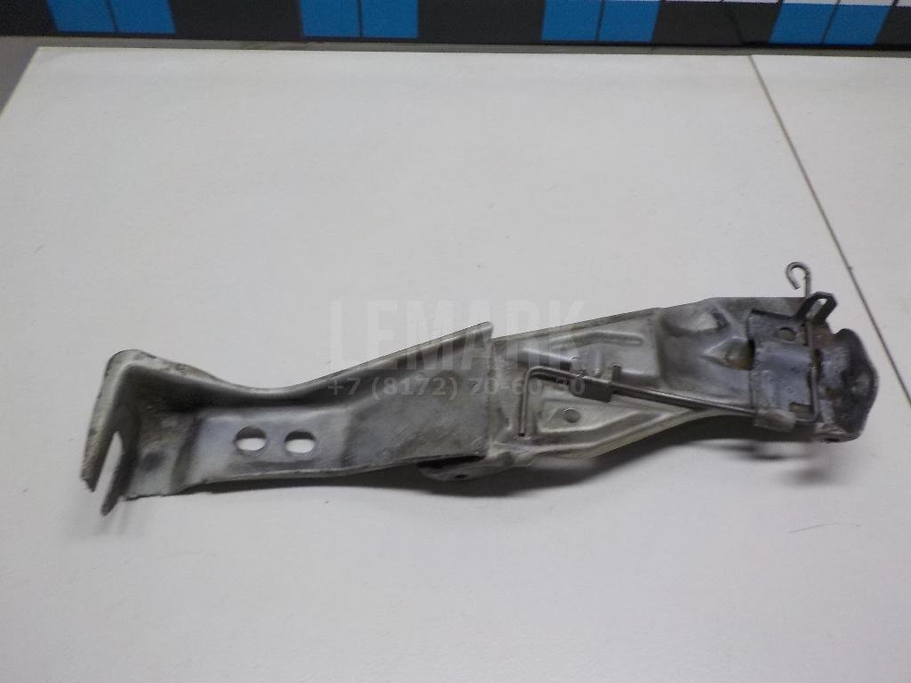 Кронштейн замка капота