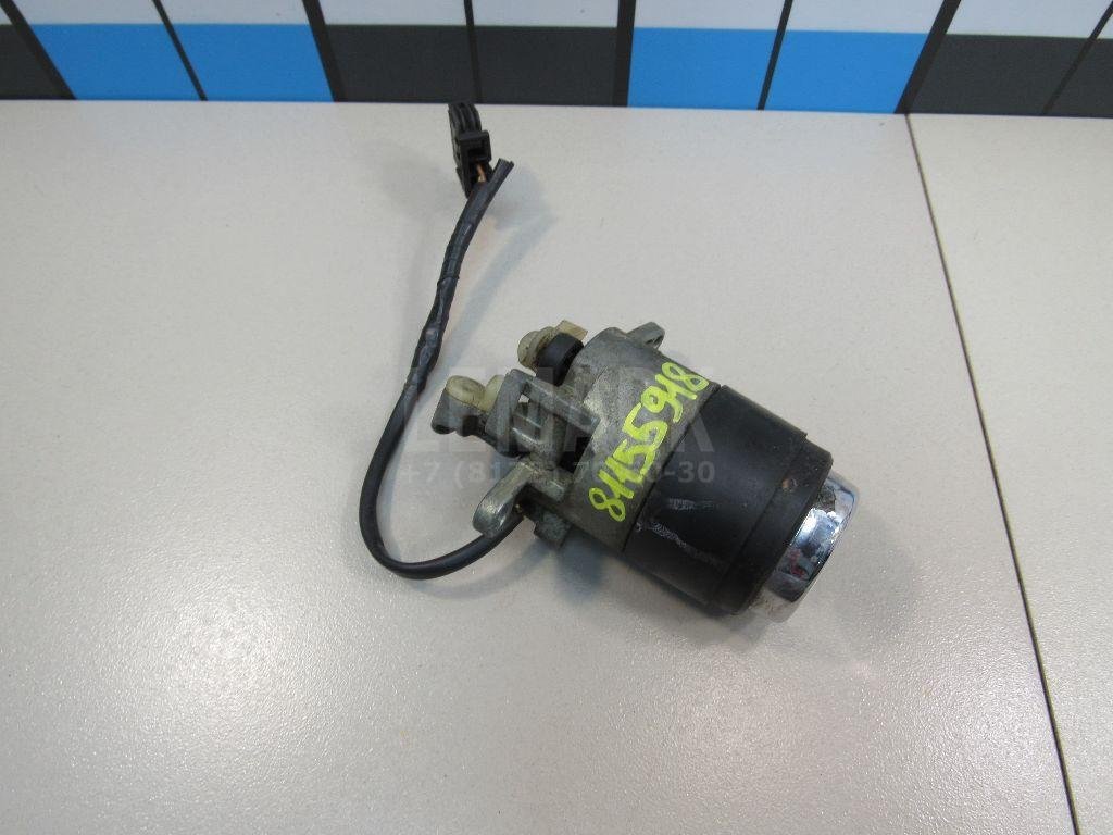 Вставка замка багажника