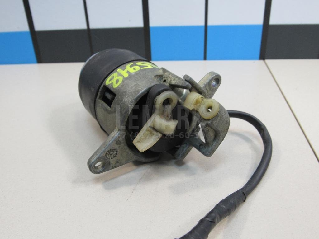 Вставка замка багажника