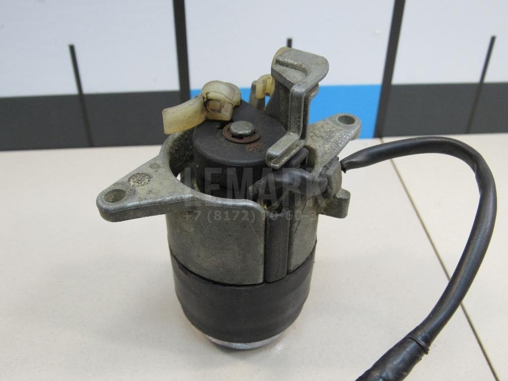 Вставка замка багажника