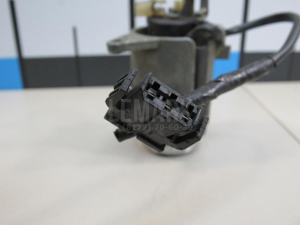 Вставка замка багажника