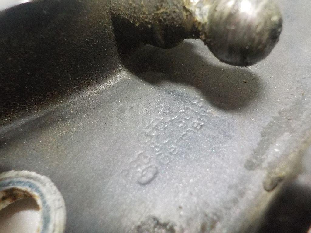 Петля крышки багажника