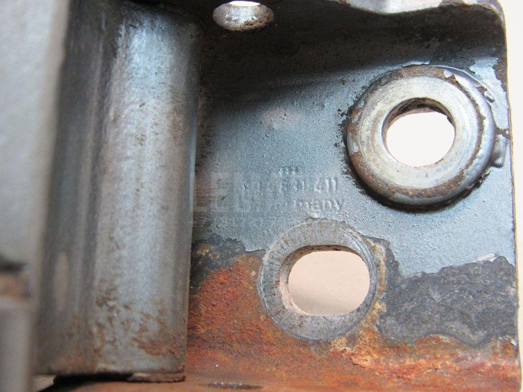 Петля двери передней нижняя