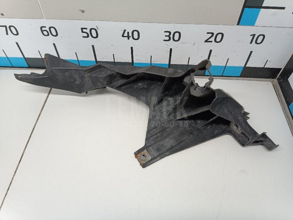 Кронштейн фар правый