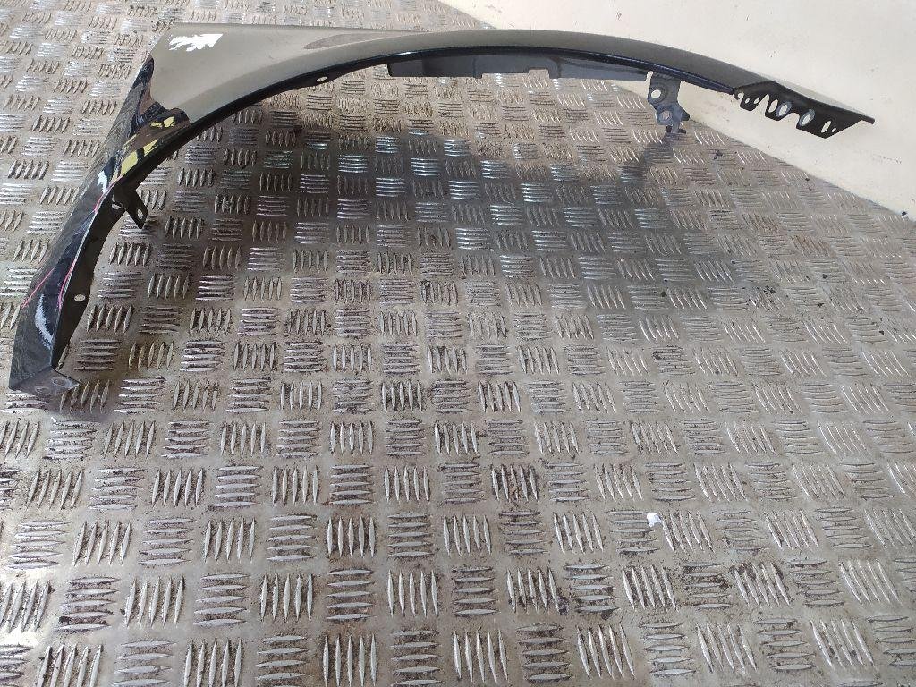 Крыло переднее правое