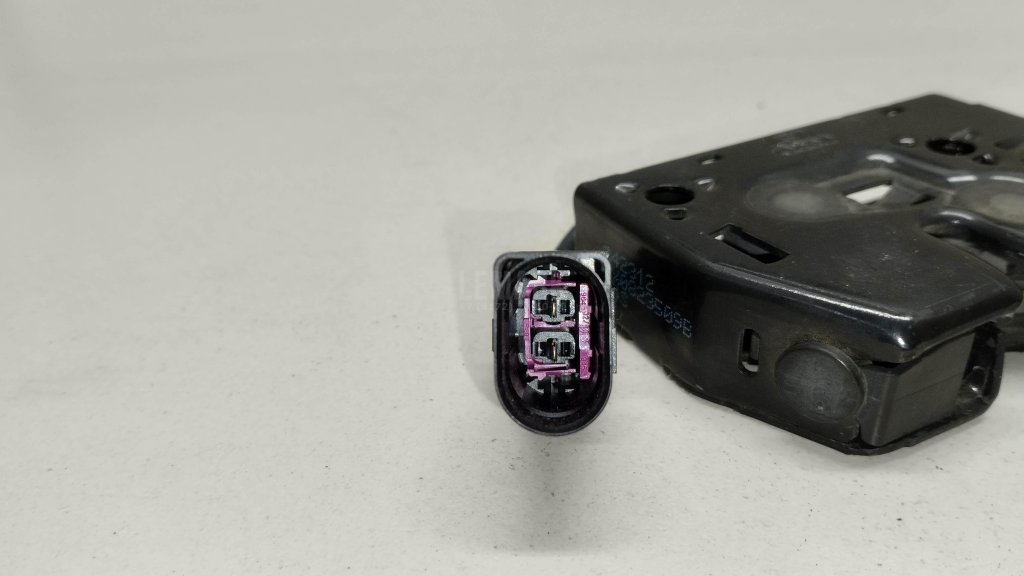 Замок капота