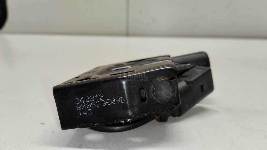 Замок капота