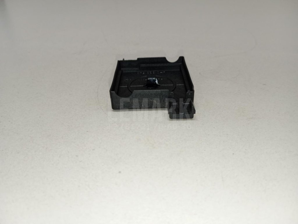 Кожух замка капота