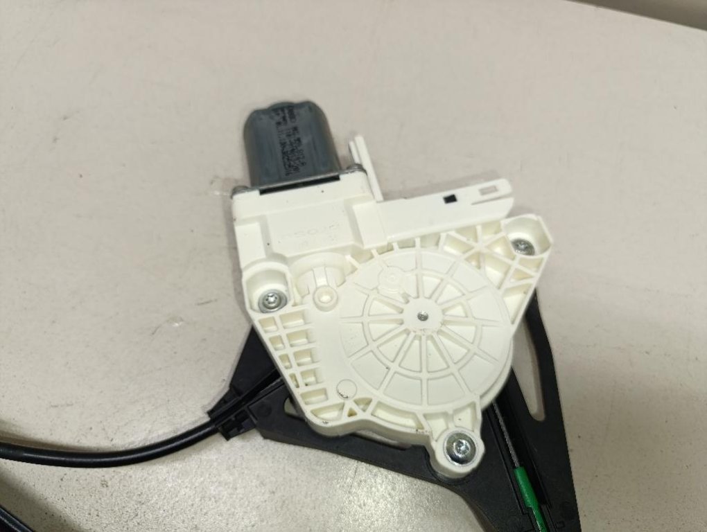 Стеклоподъемник электр. задний левый