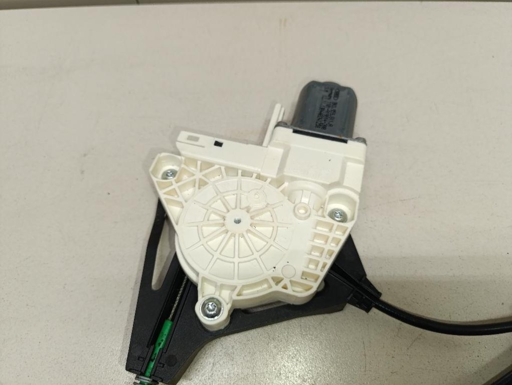 Стеклоподъемник электр. задний правый