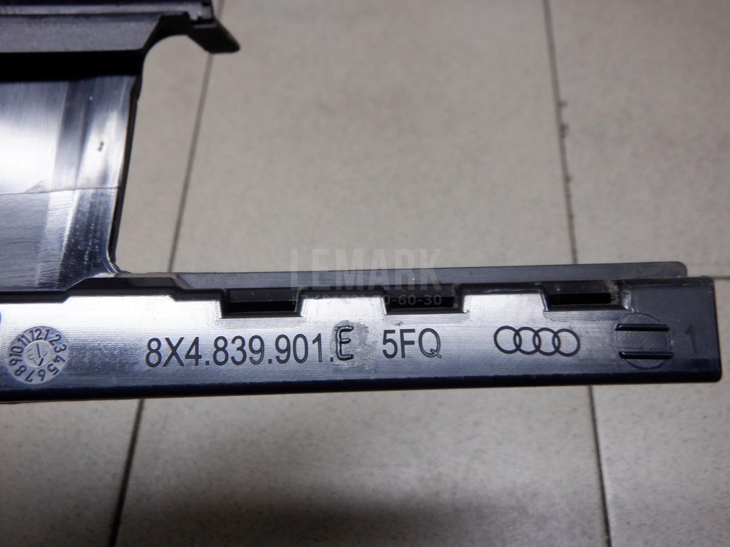 Накладка двери передней левой