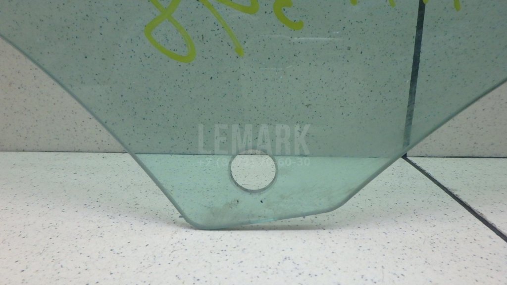 Стекло двери передней правой