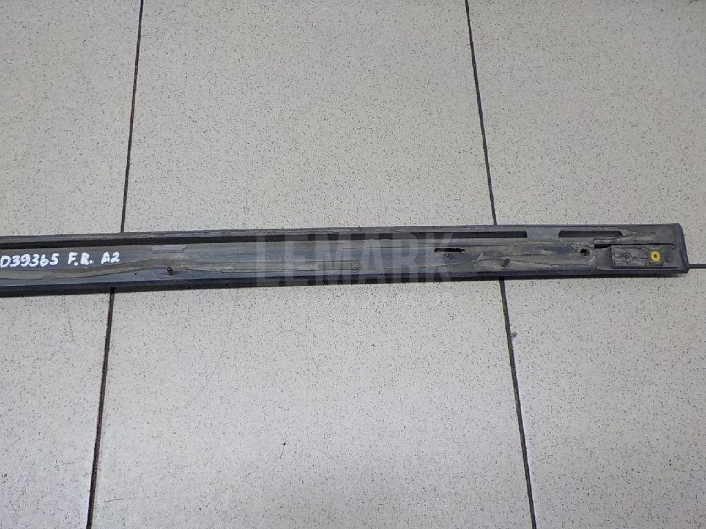 Молдинг передней правой двери