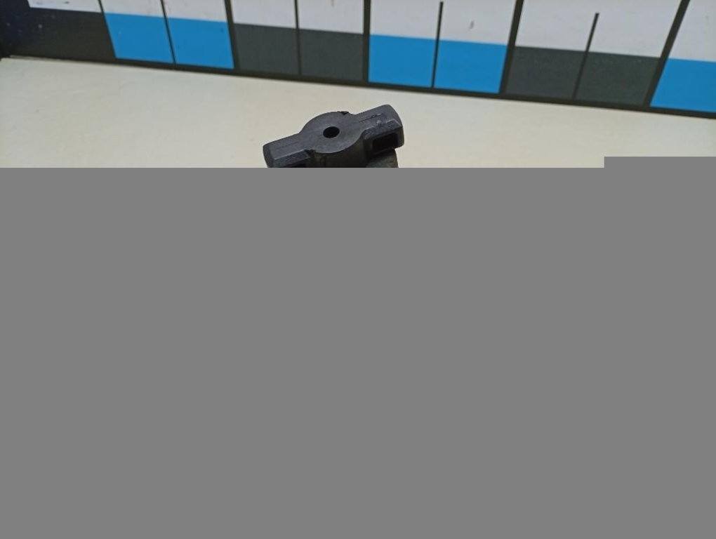 Болт крепления запасного колеса