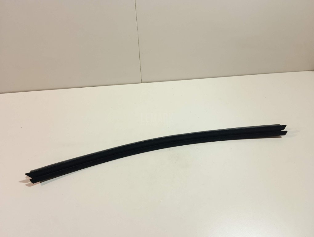 Накладка стекла заднего левого