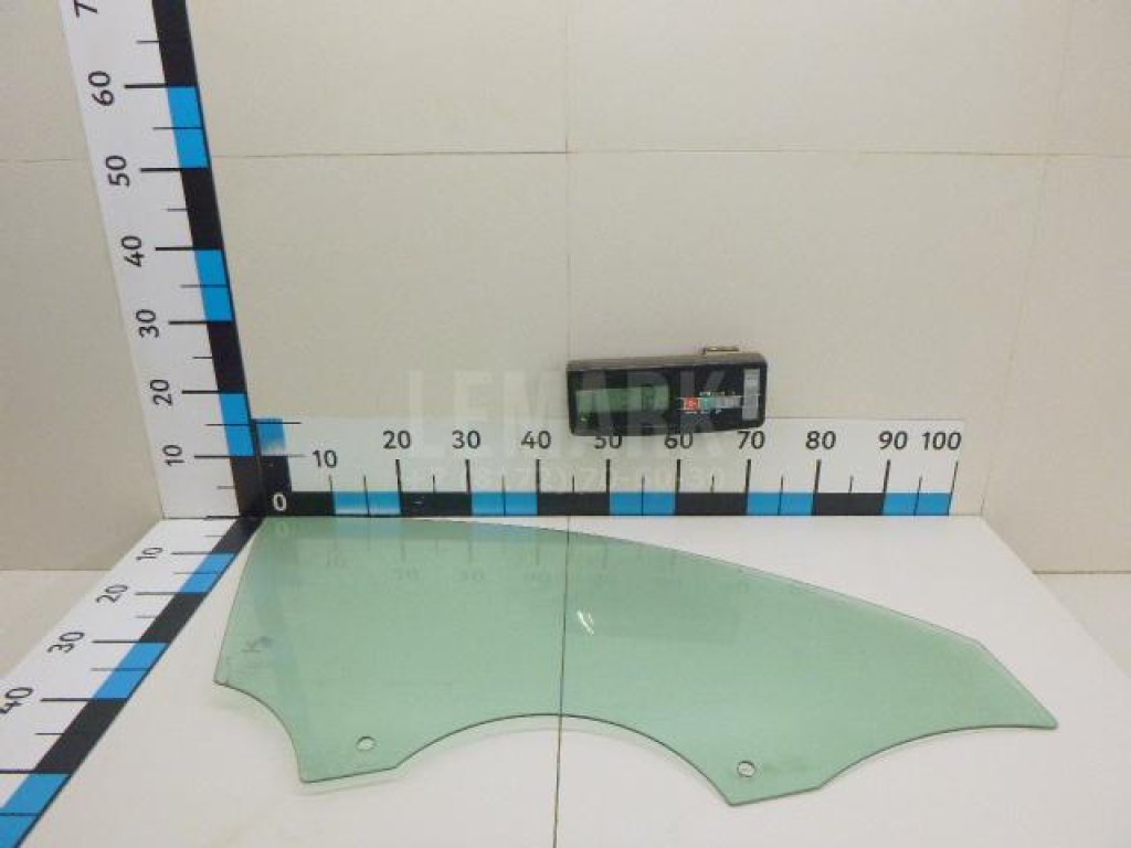 Стекло двери передней правой