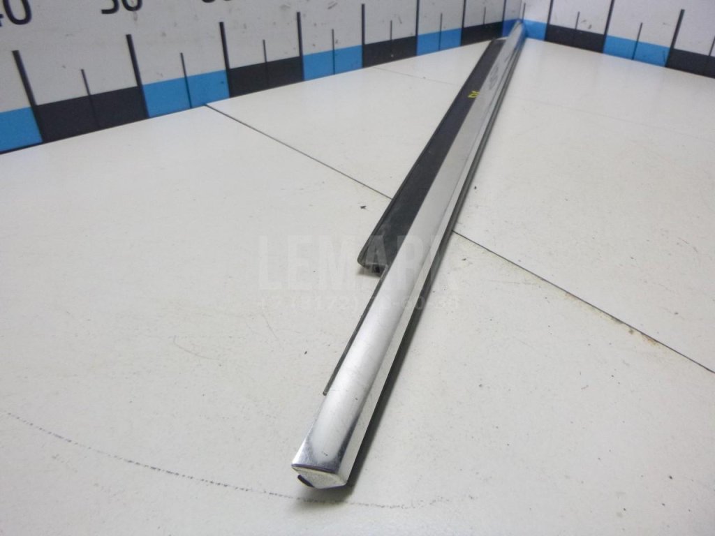 Накладка стекла заднего левого