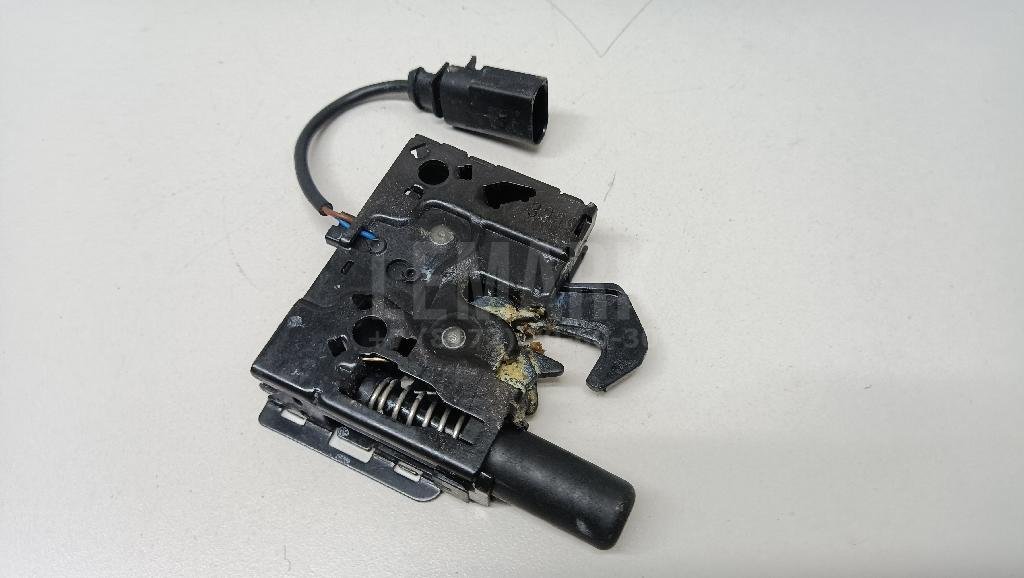 Замок капота