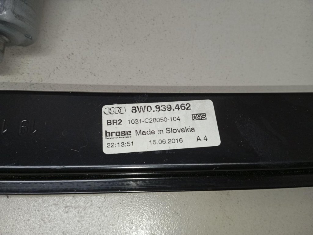 Стеклоподъемник электр. задний правый