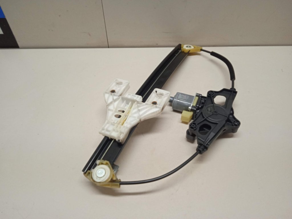 Стеклоподъемник электр. задний правый