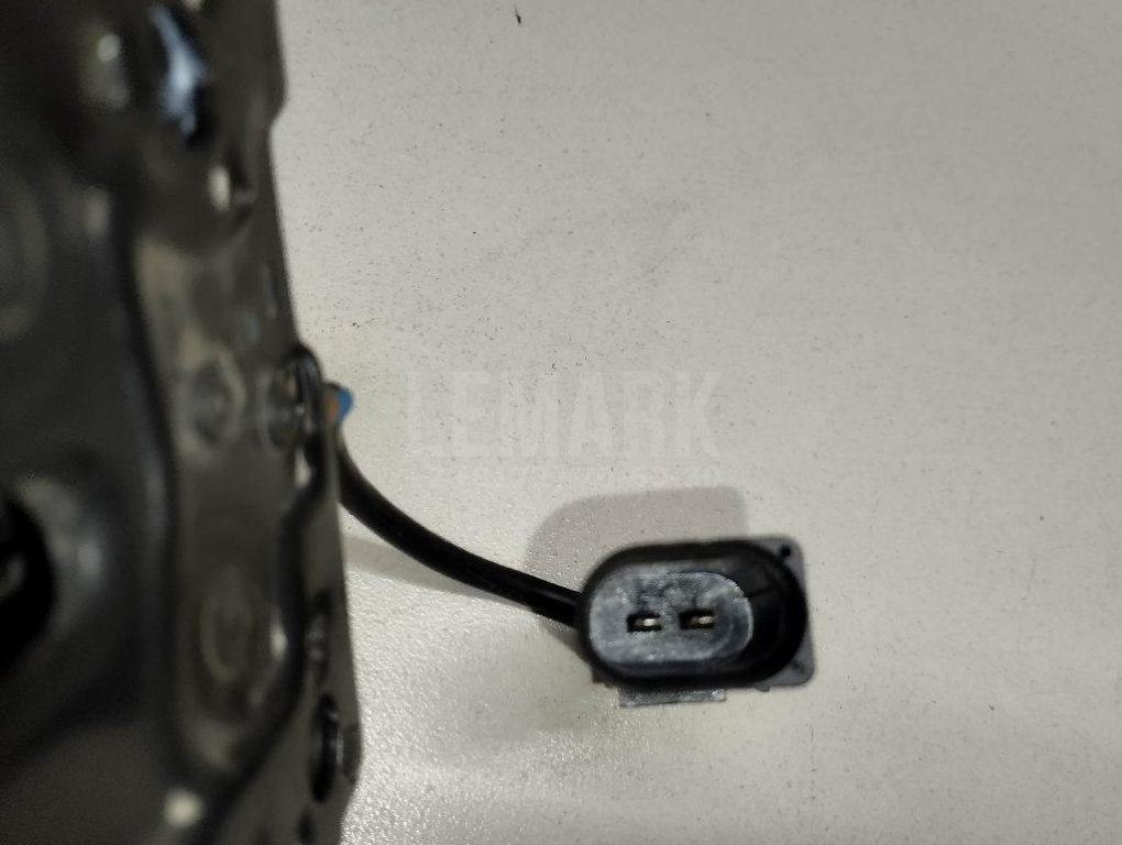 Замок капота