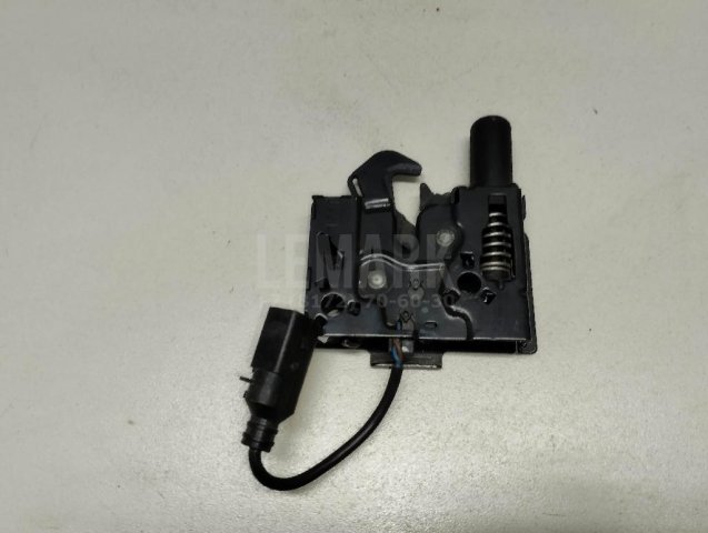 Замок капота