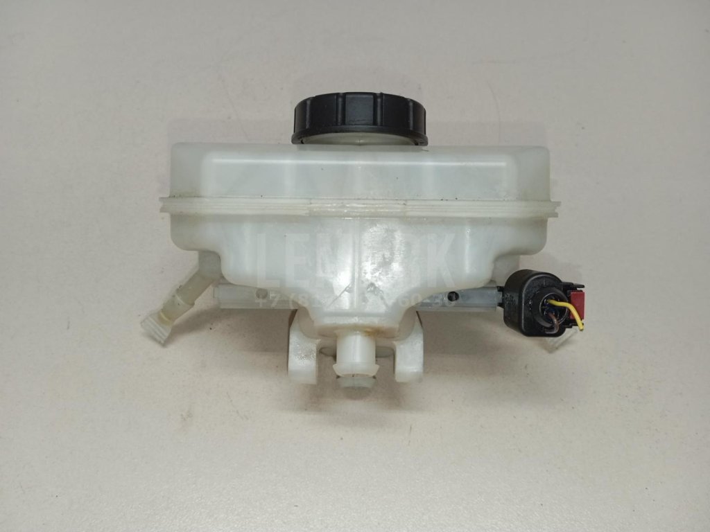 Бачок главного тормозного цилиндра